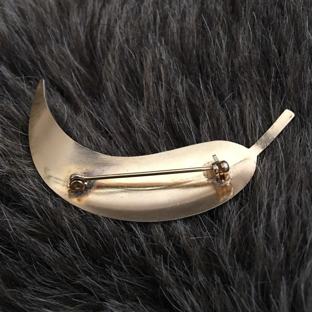Vintage 70s gold tone textured leaf brooch pin